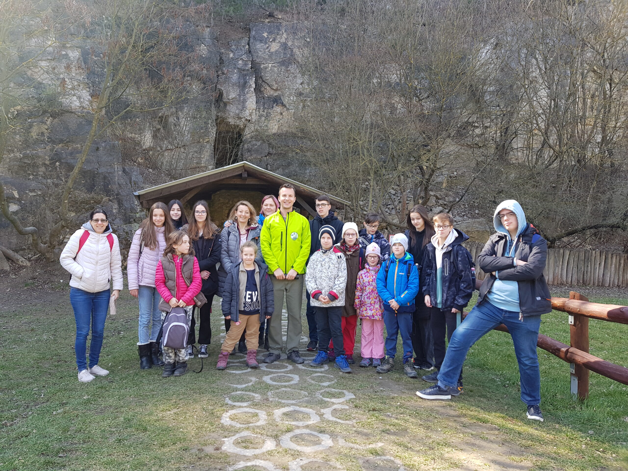 Budai hegység egyik legszebb barlangja a Pál-völgyi barlang, sok cseppkővel és denevérrel!